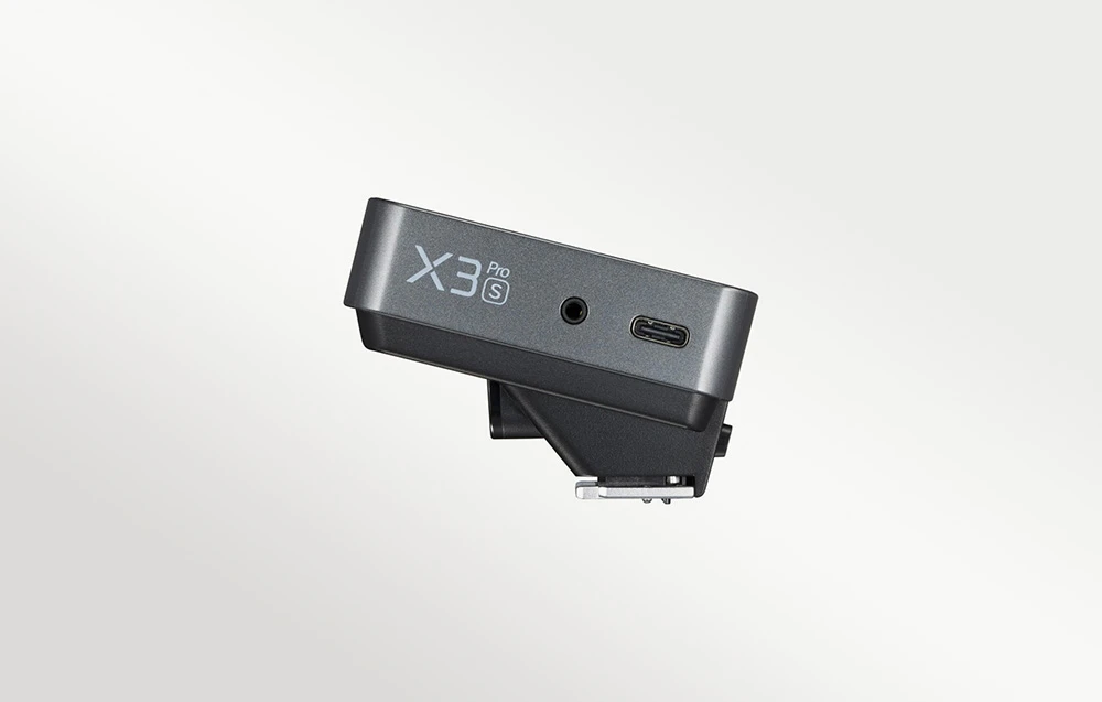 Vedere laterală a declanșatorului de bliț Godox X3 Pro S, care prezintă numele modelului, mufa de sincronizare și portul USB-C