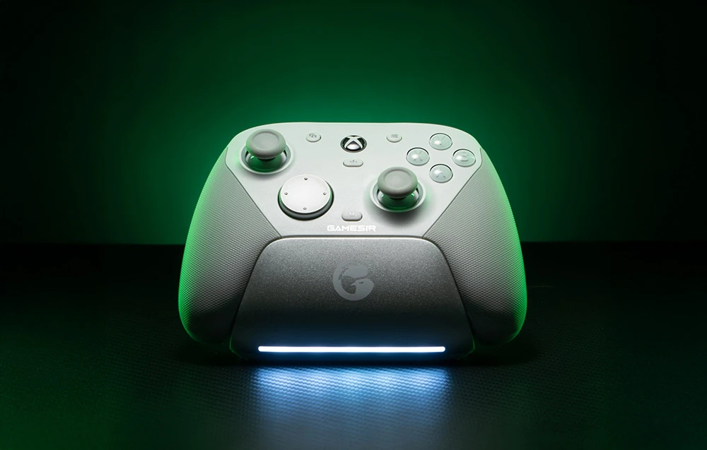 Controler GameSir alb pe stație de andocare cu iluminare de fundal cu LED în lumină verde.