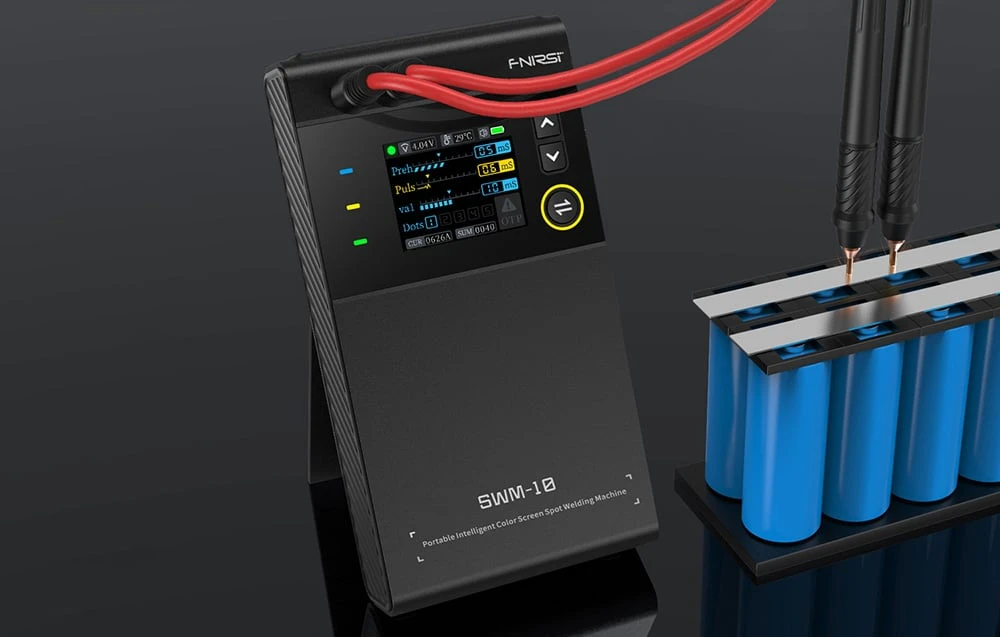 Dispozitivul FNIRSI SWM-10 cu cablurile conectate realizează sudarea prin puncte pe celule cilindrice de baterie.