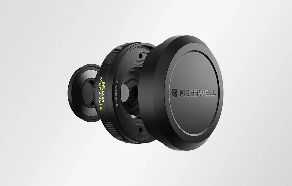 Obiectiv grandangular Freewell de 16 mm, negru, prezentat în profil pe un fundal deschis