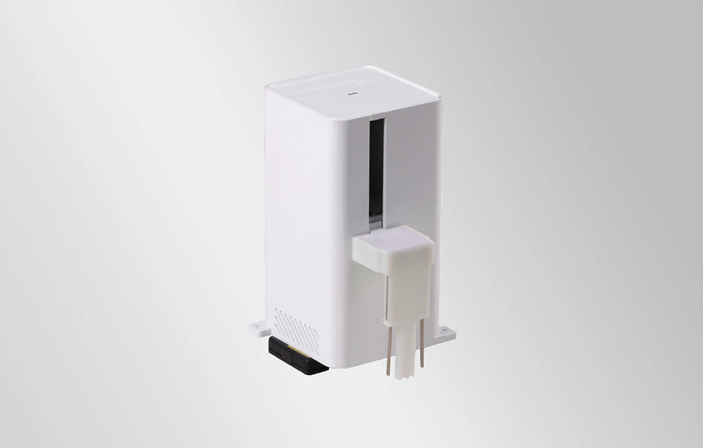 Dispozitiv Anycubic alb pentru umplerea automată cu rășină, cu un element de pompare mobil în partea frontală.