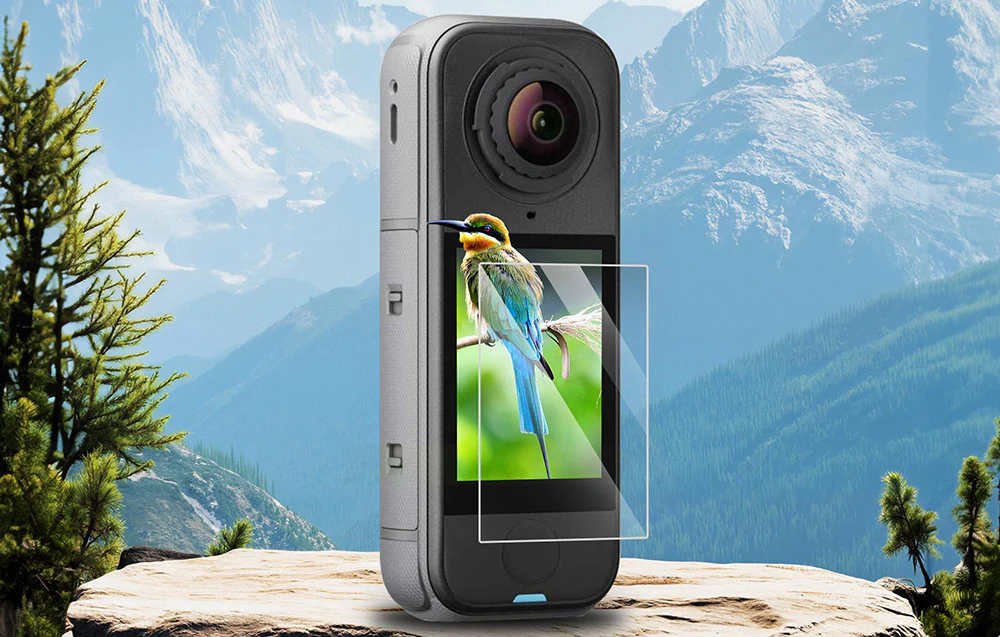 Camera Insta360 și sticla temperată pe un fundal muntos