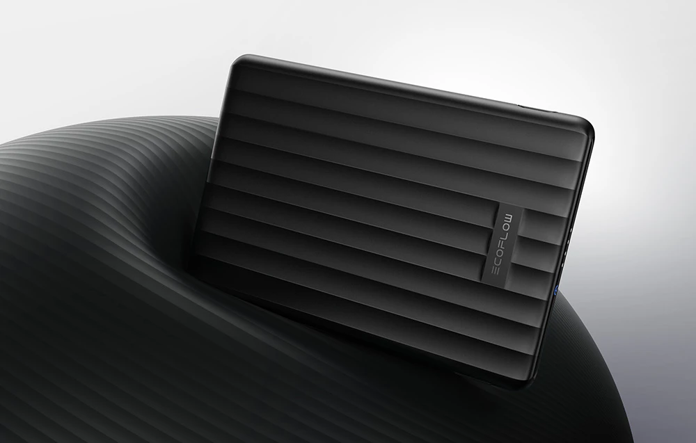 O powerbank EcoFlow neagră pe un fundal negru și gri.