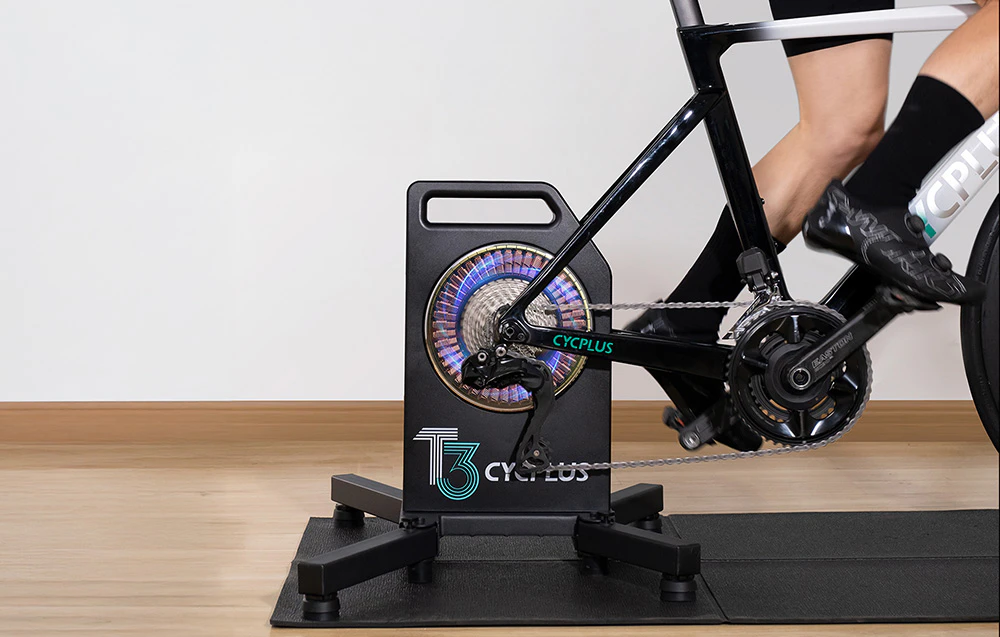Cycplus T3 trainer pe roată în timpul utilizării