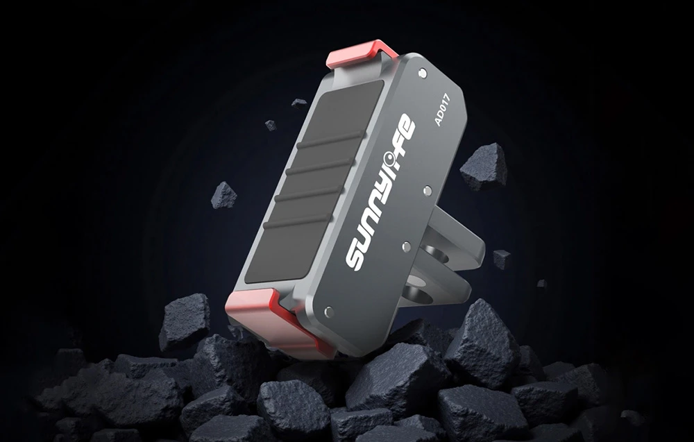 Adaptor Sunnylife AD017 în schemă de culori gri și roșu pe fundal negru cu pietre