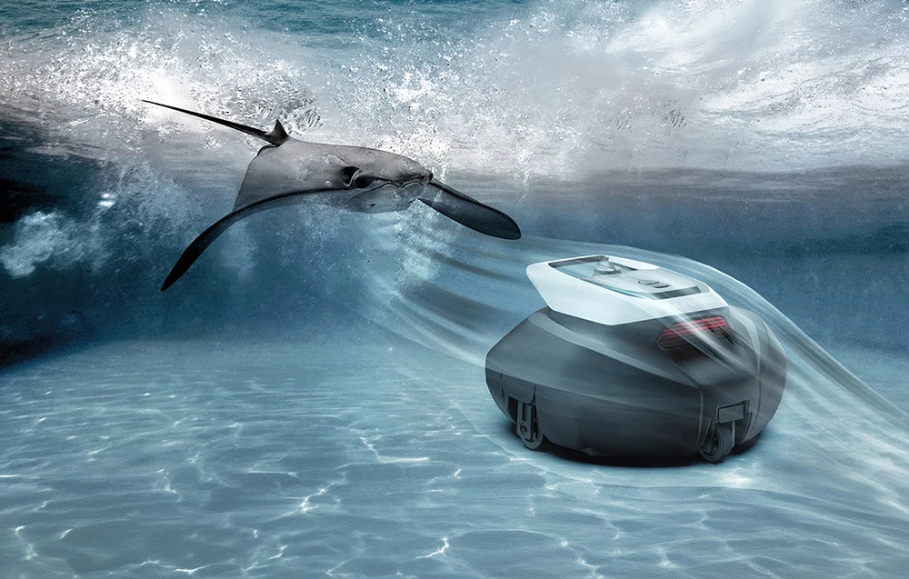 Imagine subacvatică a robotului de curățare a piscinei Ultenic Pooleco 10 alunecând pe fundul piscinei lângă o pisică de mare, în apă limpede