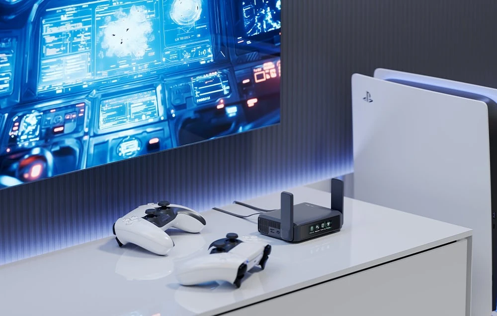Controlerele de jocuri și un router se află pe o comodă sub televizor, pe care rulează un joc; lângă ele se află o consolă de jocuri