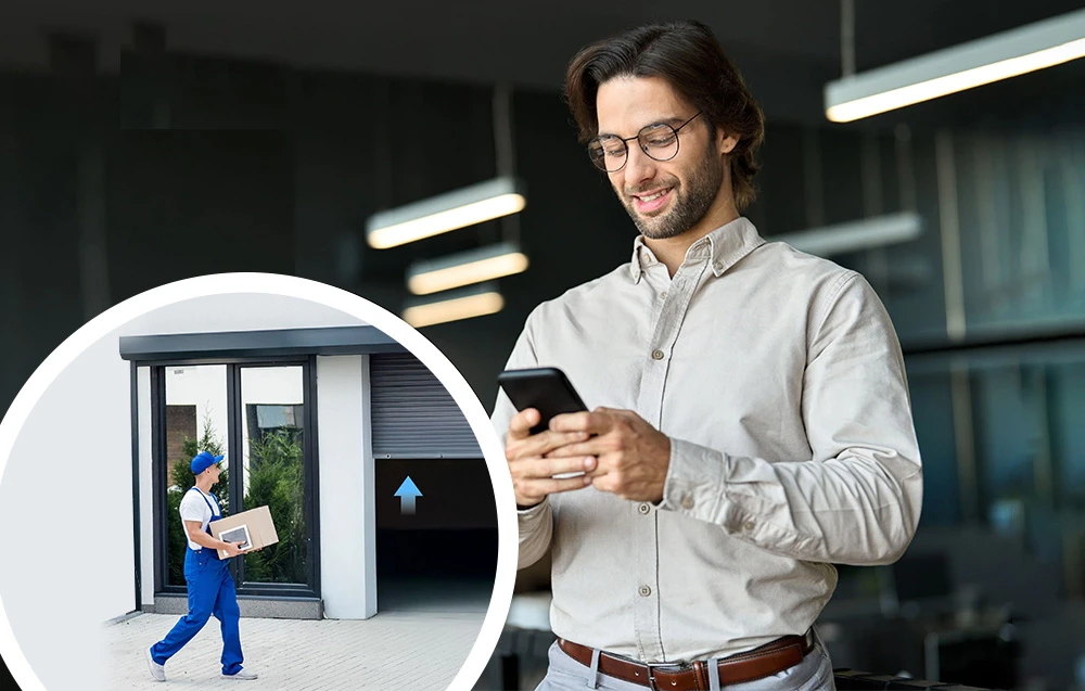 Un bărbat controlează ușa garajului prin intermediul aplicației mobile, curier vizibil în fundal
