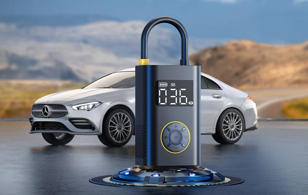 Compresor portabil cu afișaj. Un Mercedes argintiu este vizibil în spatele acestuia.