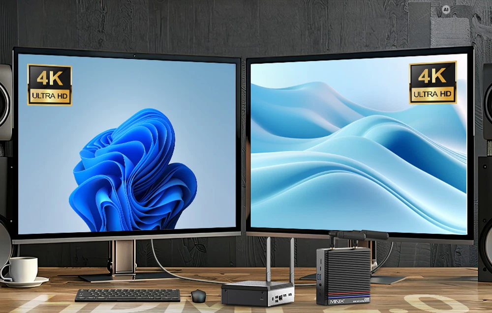 Un mini PC Minix conectat la două monitoare de computer care afișează o imagine 4K pe un birou