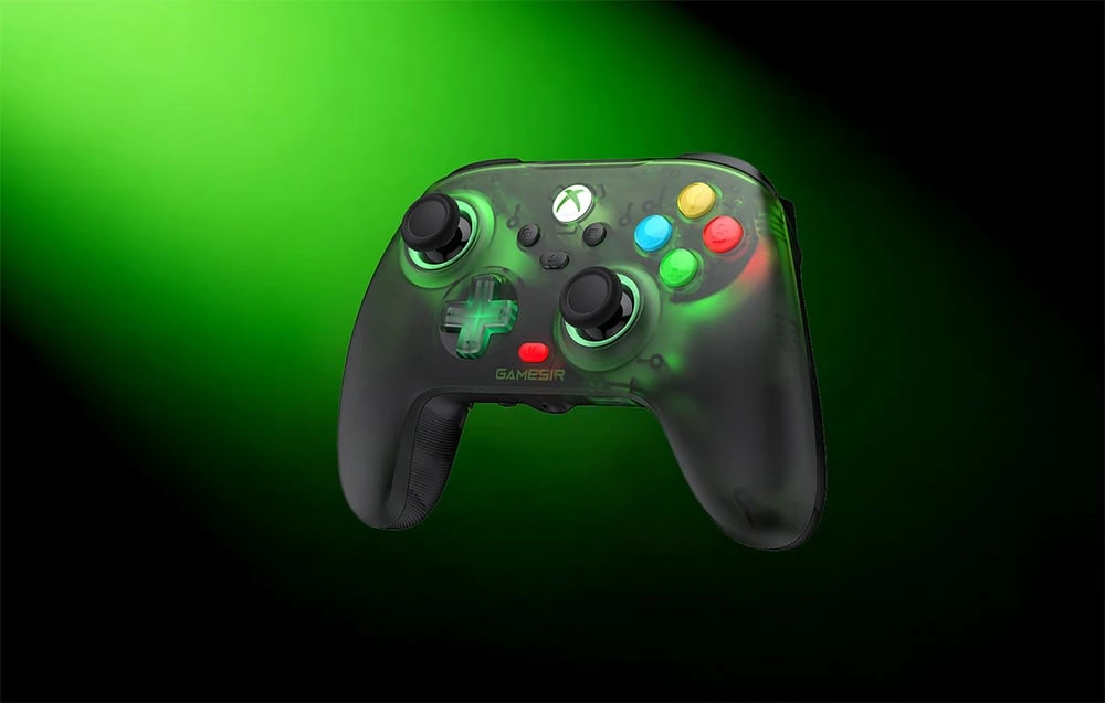 Controler de joc cu fir, cu carcasă translucidă și elemente retroiluminate pe un fundal verde