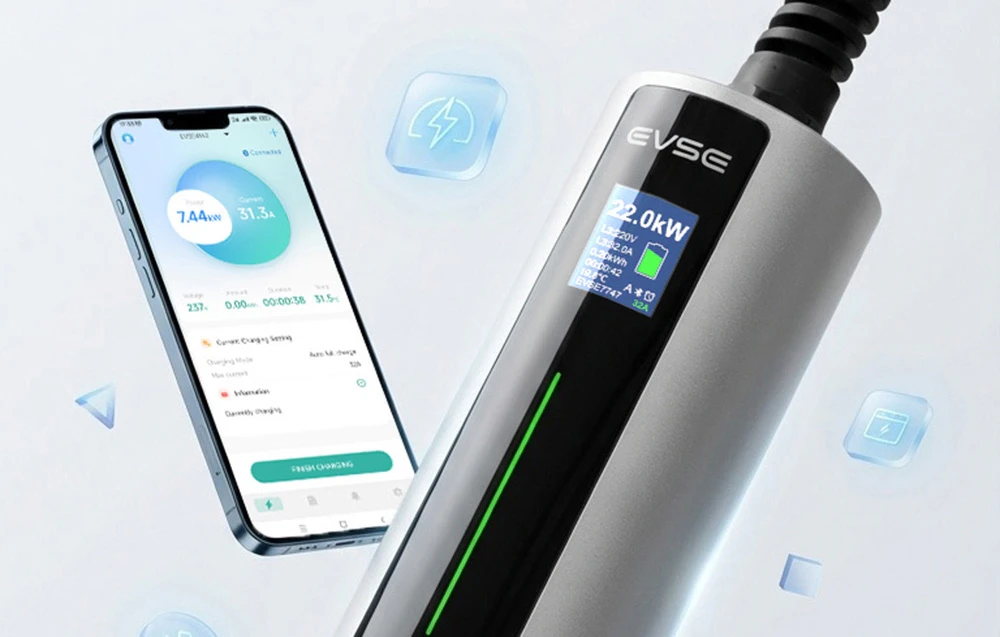 Un smartphone cu aplicația deschisă și un încărcător pentru vehicule electrice