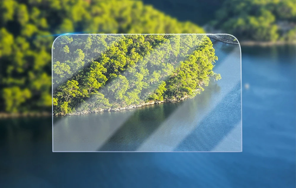 Peliculă protectoare transparentă cu o priveliște a copacilor verzi de lângă lac, prezentare la calitatea imaginii