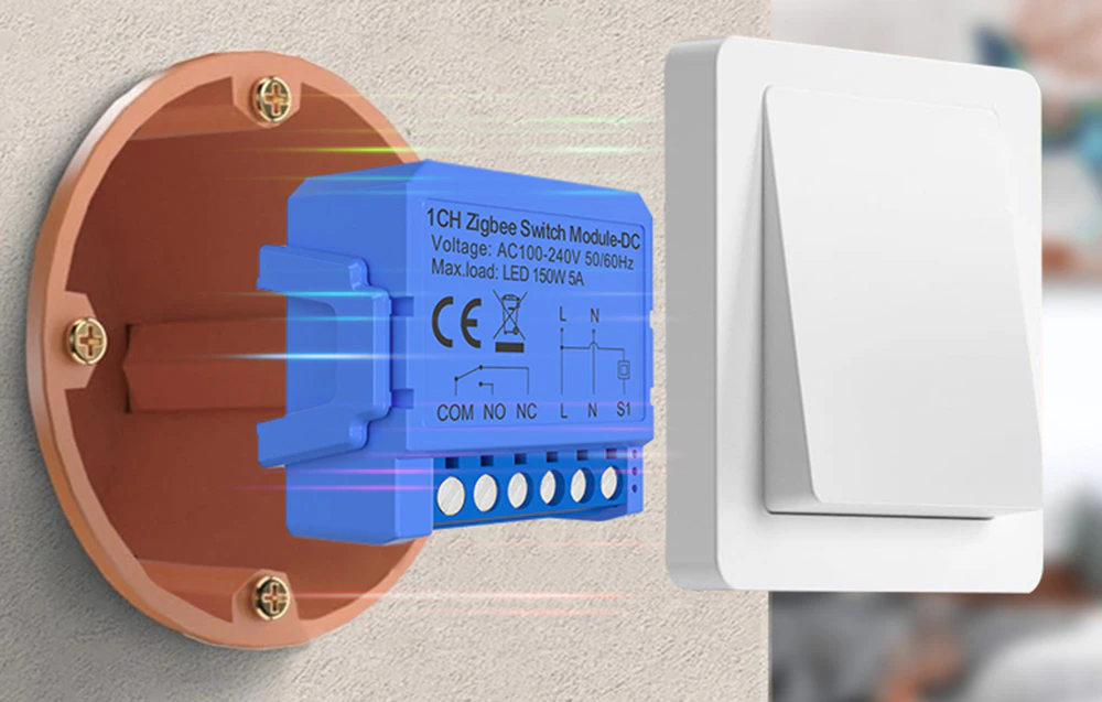 Modul de comutare Zigbee montat într-o cutie încastrată în spatele unui întrerupător de perete alb