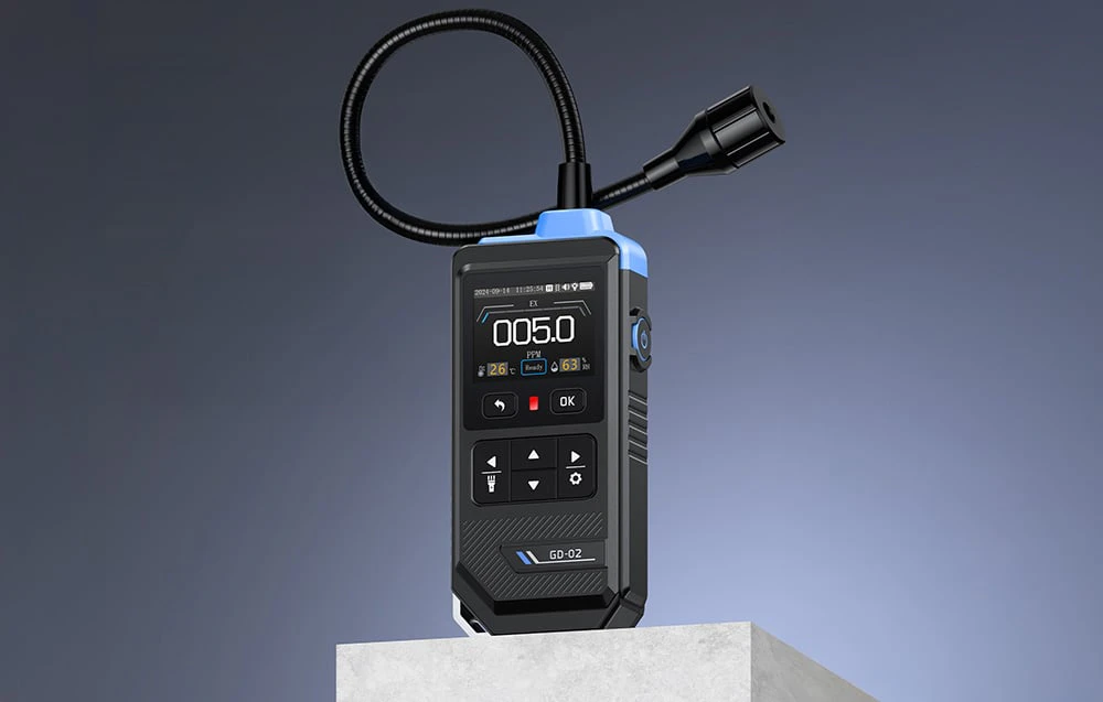 Detectorul de gaze combustibile FNIRSI GD-02 prezentat pe un fundal neutru ca dispozitiv gata de utilizare.