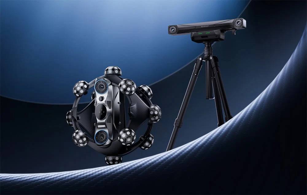 Scaner optic 3D portabil negru cu markeri și un scaner liniar montat pe un trepied.