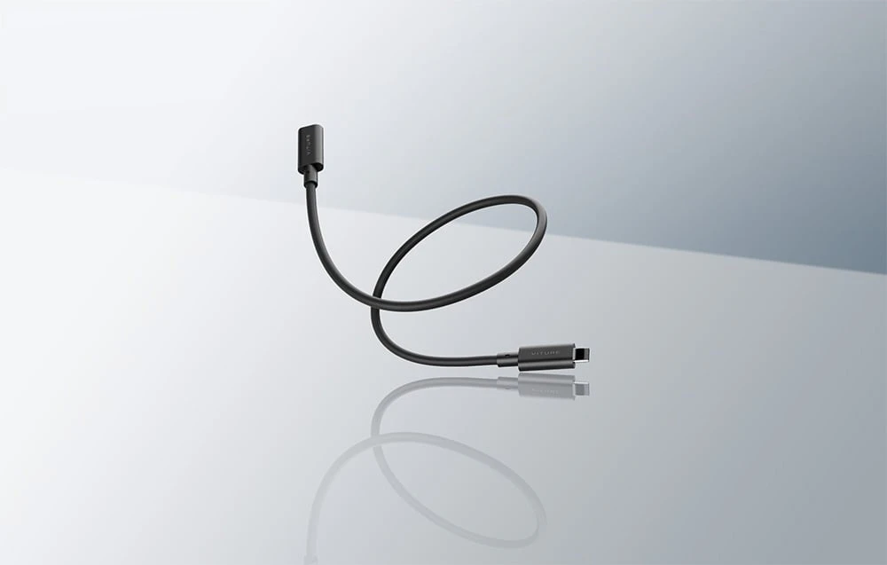 Cablul USB-C negru VITURE plutește deasupra unei suprafețe gri deschis, cu oglinzi