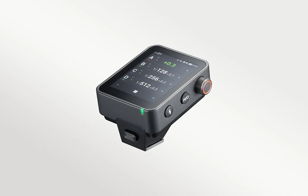 Transmițătorul de bliț Godox X3 Pro S cu ecranul pornit, văzut din lateral, prezentând butoanele funcționale