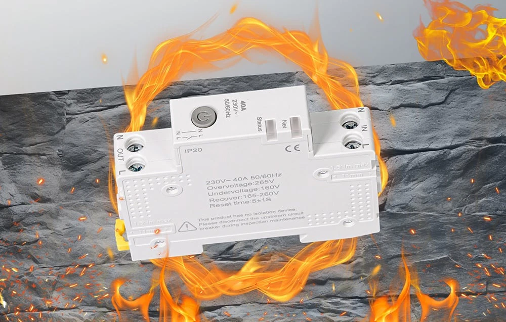 Controler pe fundal de flăcări, simbolizând rezistența carcasei la temperaturi ridicate și siguranța utilizării.
