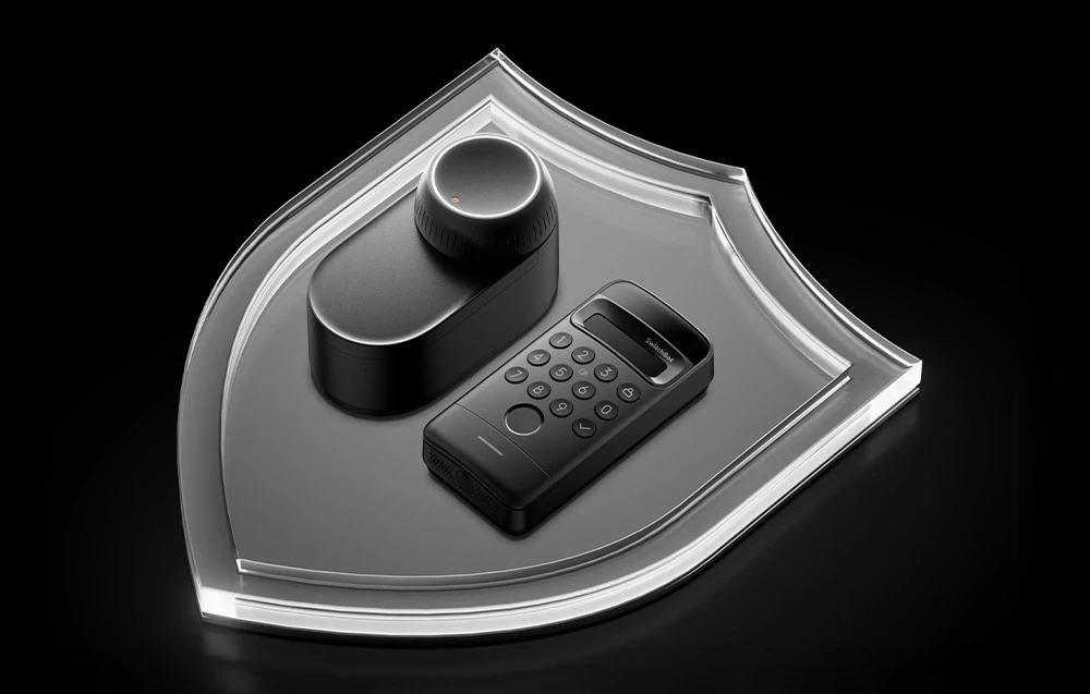 Încuietoare SwitchBot neagră și tastatură plasate pe un scut transparent simbolizând securitatea locuinței