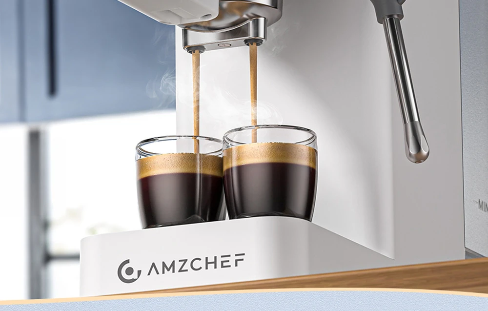 Prim-plan cu două porții de espresso turnate în pahare de mașina de espresso AMZCHEF