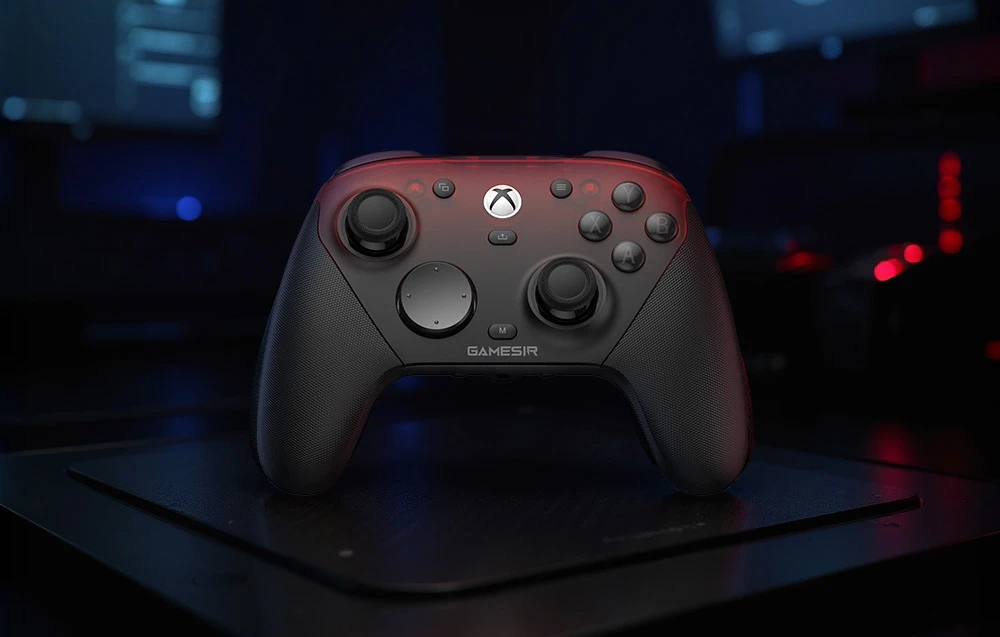 Controler GameSir negru și roșu amplasat pe un pad într-o cameră întunecată cu iluminare de fundal.