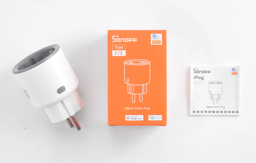 Priză inteligentă SONOFF albă cu ambalaj și manual de utilizare pe fundal alb