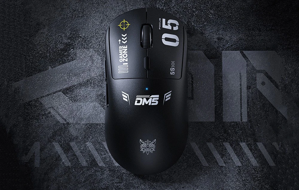 Mouse de computer negru Onikuma pe un fundal întunecat