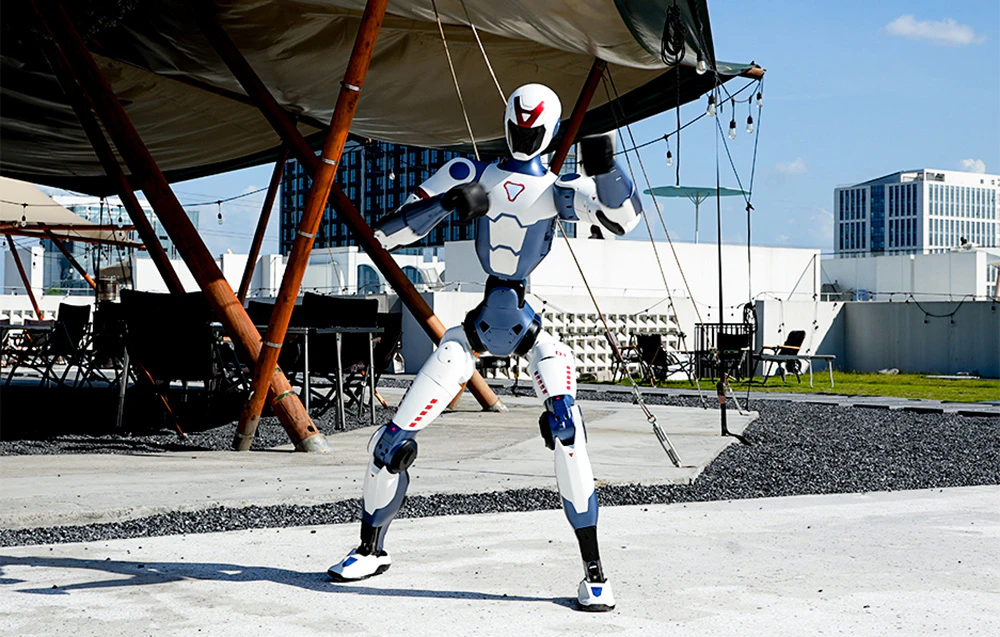 Un robot umanoid într-o poziție de box profesionist pe o terasă de observare cu panoramă asupra orașului