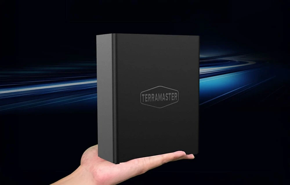 O carcasă neagră pentru hard disk extern se odihnește în palma unei mâini, pe un fundal cu dungi albastre de lumină