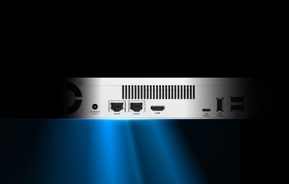 Panoul din spate al serverului cu porturi de rețea, HDMI, USB și un conector de alimentare