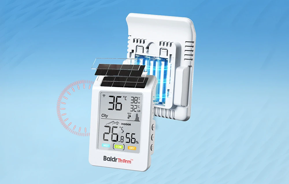 2 termohigrometre BALDRTHERM cu panouri solare și baterii pe un fundal albastru deschis