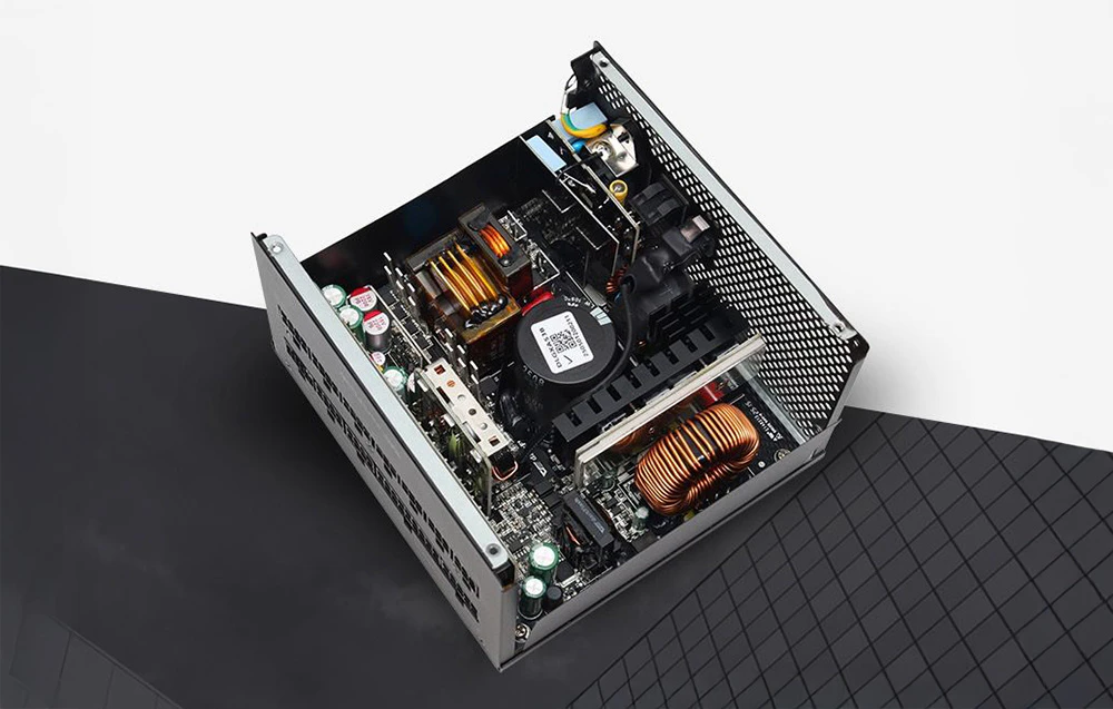 Sursă de alimentare pentru computer DarkFlash neagră înclinată într-o parte, ventilator vizibil și conectori modulari