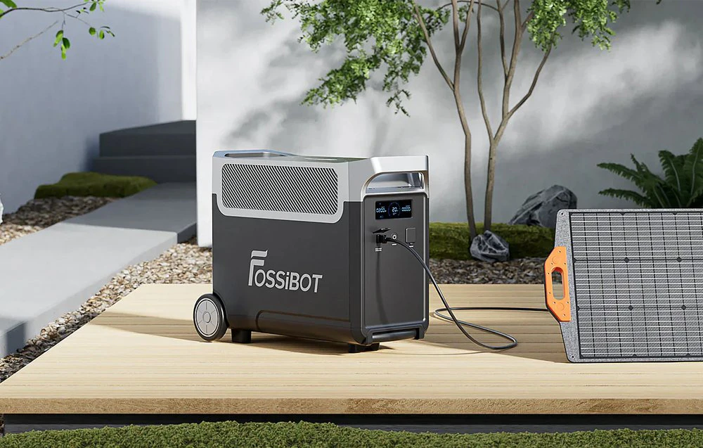 Stația de alimentare portabilă Fossibot conectată la un panou solar pe terasă
