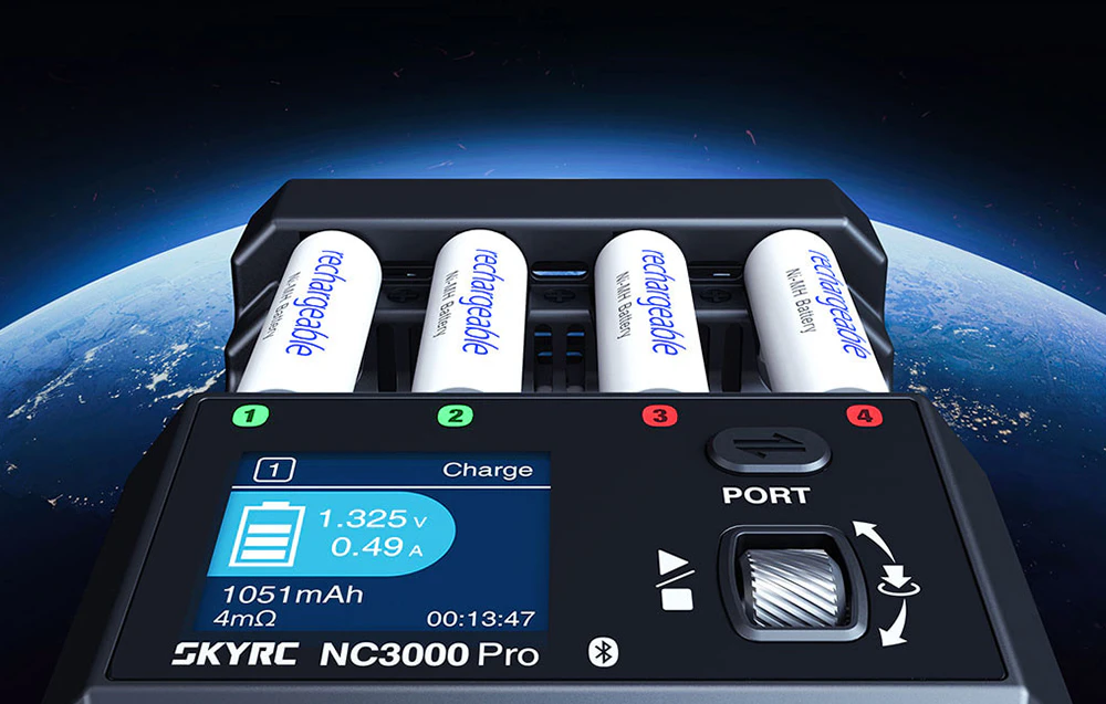 Detaliu al afișajului și butonului de control al încărcătorului SkyRC NC3000 Pro.