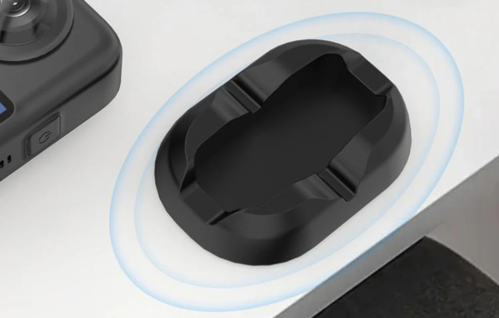 Suport din silicon negru pentru camera de 360 de grade întins pe un blat gri