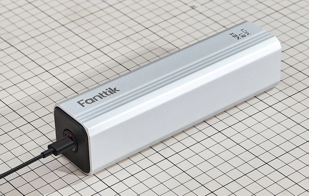 Șurubelniță electrică în carcasa Fanttik conectată la cablu USB.