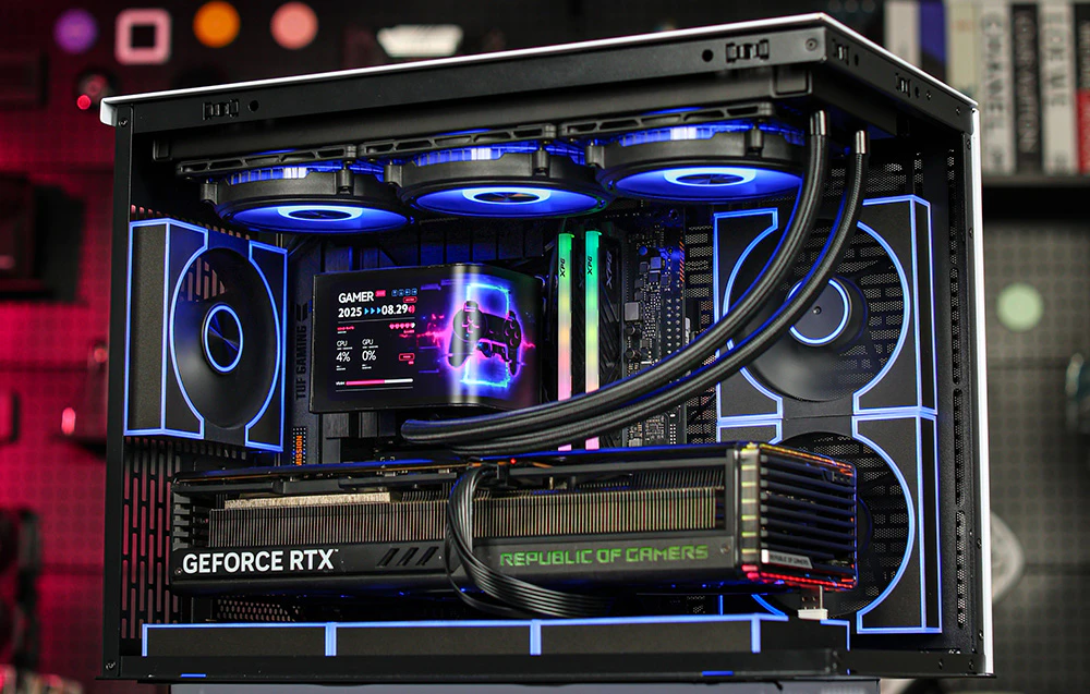 Interiorul unui PC desktop cu răcire cu apă iluminată, o placă grafică RTX și un ecran LCD pe CPU