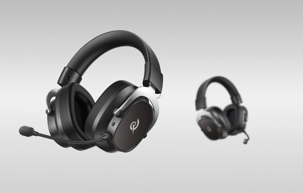 Două perechi de căști de gaming negre QCY Heroad VT200 pe un fundal cu gradient gri