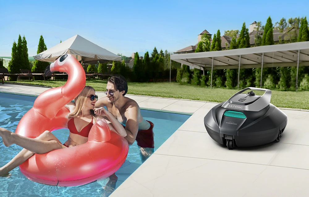 Un cuplu pe un flamingo gonflabil în piscină, cu robotul de curățare a piscinei Ultenic aflat în apropiere