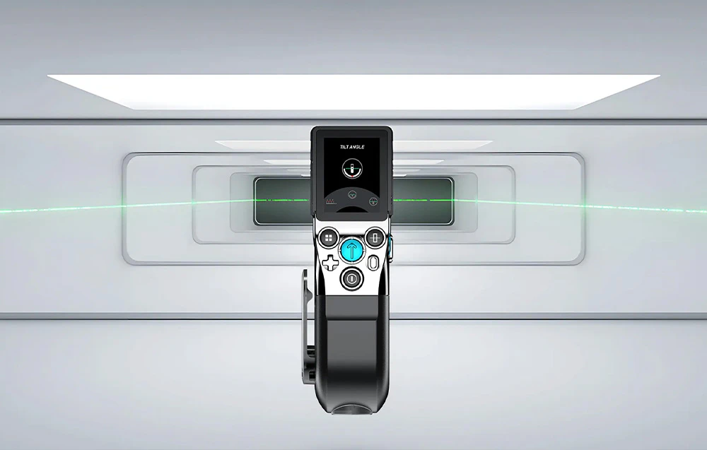Un telemetru cu laser cu o linie de nivel verde proiectată pe fundalul unei adâncituri geometrice albe din perete.