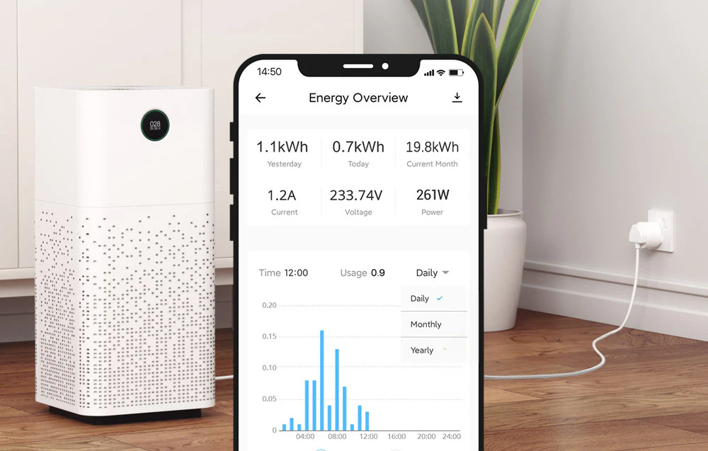 Smartphone cu aplicație care arată consumul de energie și priza Sonoff conectată la purificatorul de aer