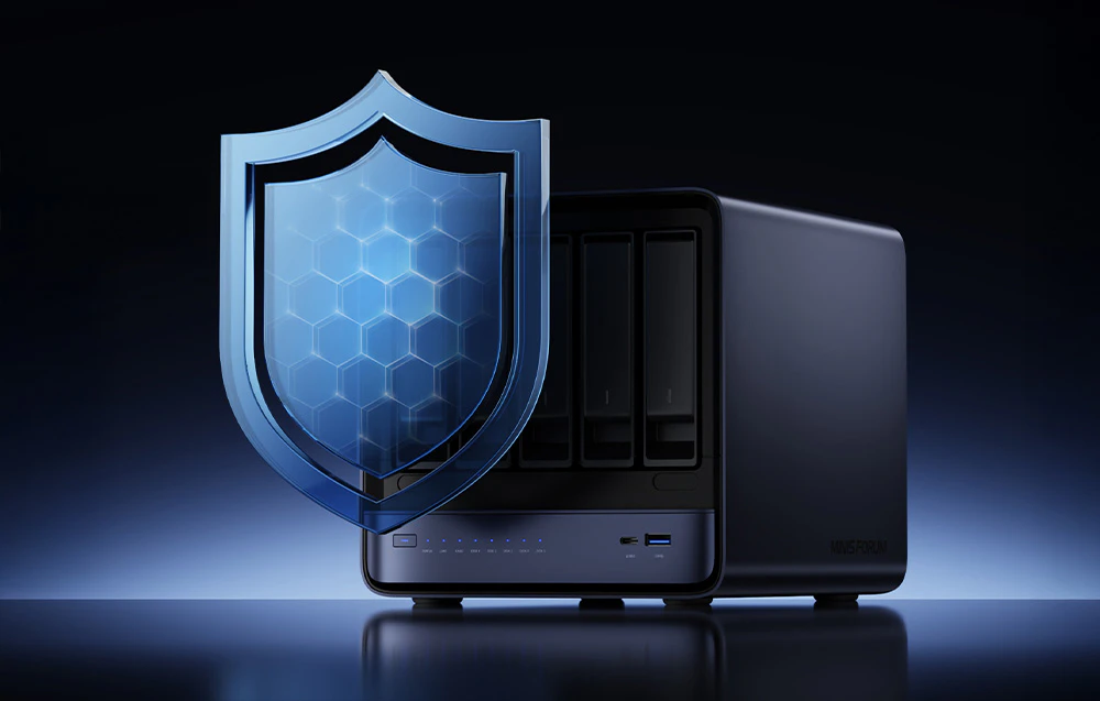 Computer NAS Minisforum cu un scut grafic suprapus simbolizând protecția datelor