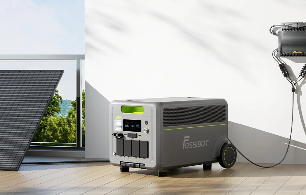 O stație de alimentare portabilă Fossibot conectată la o instalație solară este amplasată în interiorul casei