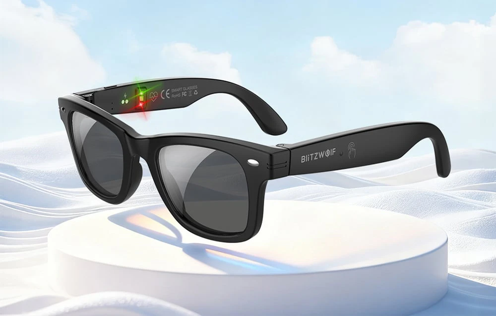 Ochelari Blitzwolf cu filtru de lumină albastră pe un piedestal alb, pe un fundal alb și albastru