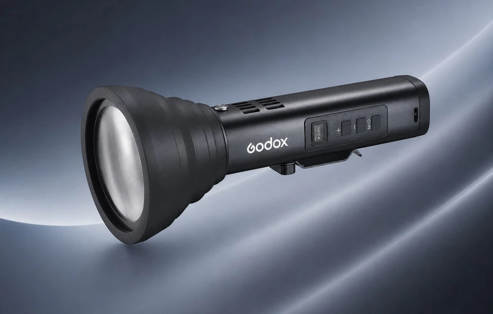 O lampă Godox neagră pe un fundal modern, de culoare gri închis, cu valuri de lumină