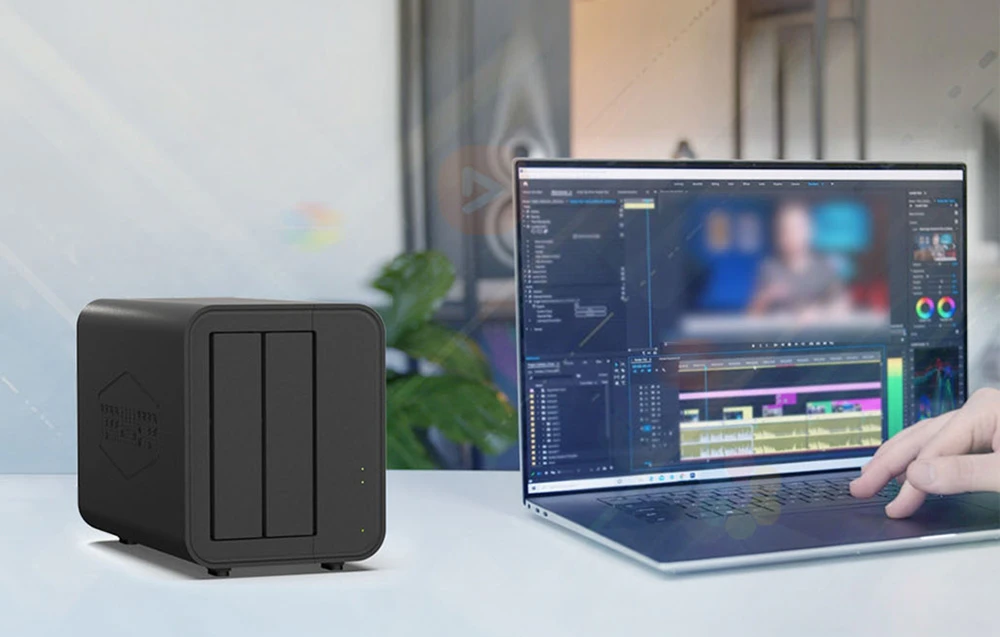 O carcasă cu două compartimente amplasată lângă un laptop cu un program de editare video deschis