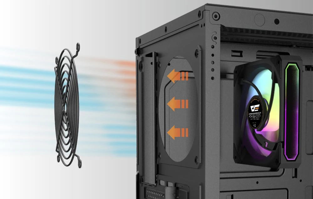 Ventilator lângă carcasa neagră a computerului cu componente iluminate din spate.