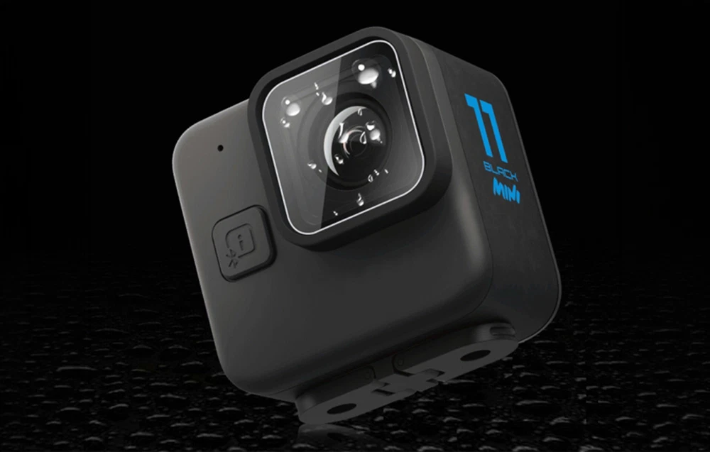 Picături de apă pe sticla de protecție a obiectivului camerei de acțiune GoPro HERO11 Black Mini într-un mediu întunecat