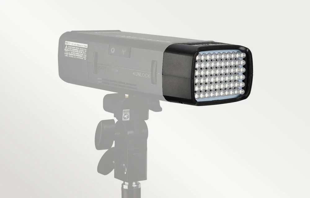 Lumină de studio neagră cu panouri iluminate, așezată pe un stativ pe un fundal de culoare deschisă